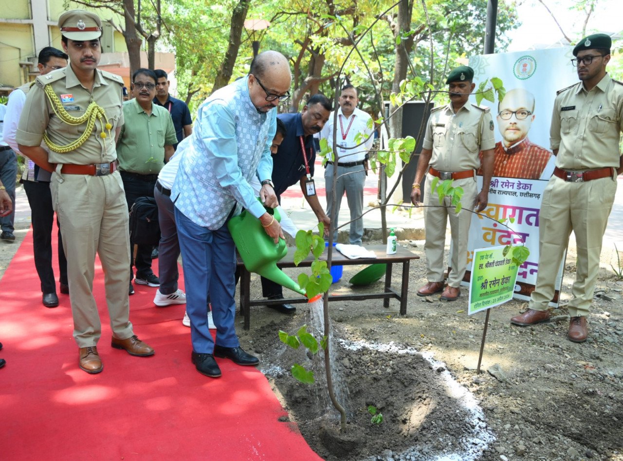 Review meeting in Raipur: Governor's emphasis on grassroots engagement, water conservation and changes in farming