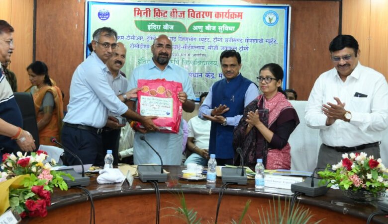 Raipur farmers receive six new improved rice varieties, featuring higher yields and shorter ripening times.