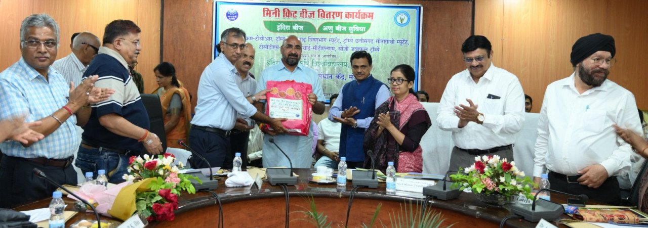 Raipur farmers receive six new improved rice varieties, featuring higher yields and shorter ripening times.