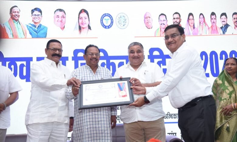 Veterinarians honored in Ambikapur, animal protection described as the backbone of the rural economy