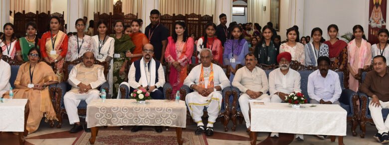 Direct dialogue with girl students in Lok Bhavan: Governor gave mantras of discipline, hard work and self-satisfaction