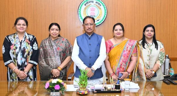 Women representatives met the Chief Minister and expressed gratitude for the Nari Shakti Vandan.