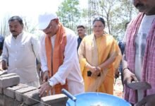 Photo of भैंसामुड़ा में दिखी संवेदनशील नेतृत्व की मिसाल: सीएम ने मजदूरों संग ईंट-गारा जोड़कर दिया जनसेवा का संदेश