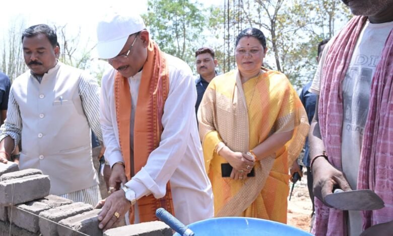 Bhainsamuda shows sensitive leadership: CM shares message of public service with laborers