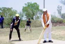 Photo of भैंसामुड़ा के स्कूल में बच्चों संग क्रिकेट खेलते दिखे मुख्यमंत्री, मैदान में उतरी सादगी ने जीता दिल