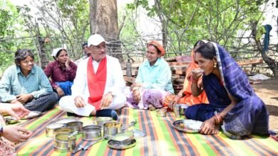 Photo of श्रमिकों के संग जमीन पर बैठकर CM ने खाया ‘बोरे बासी’, गांव की समस्याओं पर लिया त्वरित एक्शन