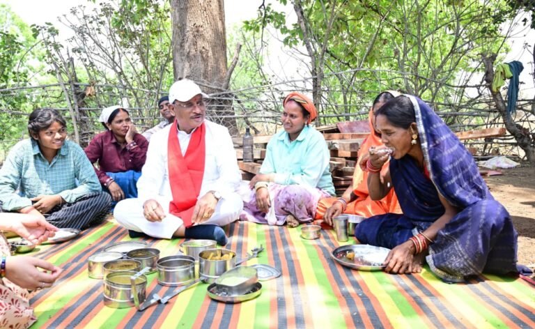 The CM sat on the ground with the workers and ate 'bore stale' (bore stale), took immediate action on the problems of the village.