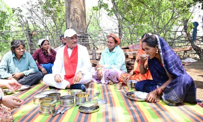The CM sat on the ground with the workers and ate 'bore stale' (bore stale), took immediate action on the problems of the village.