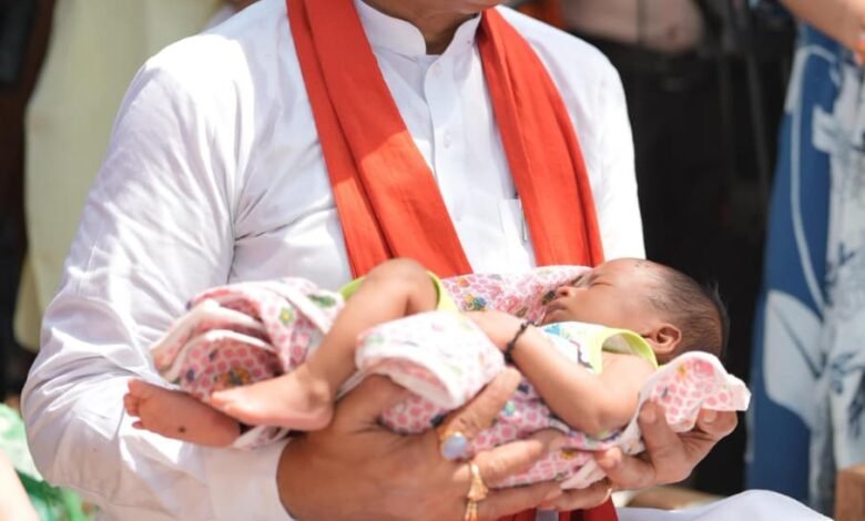 The human face of good governance was seen in the Chaupal under the mango tree, the CM named the newborn “Ravishankar”.