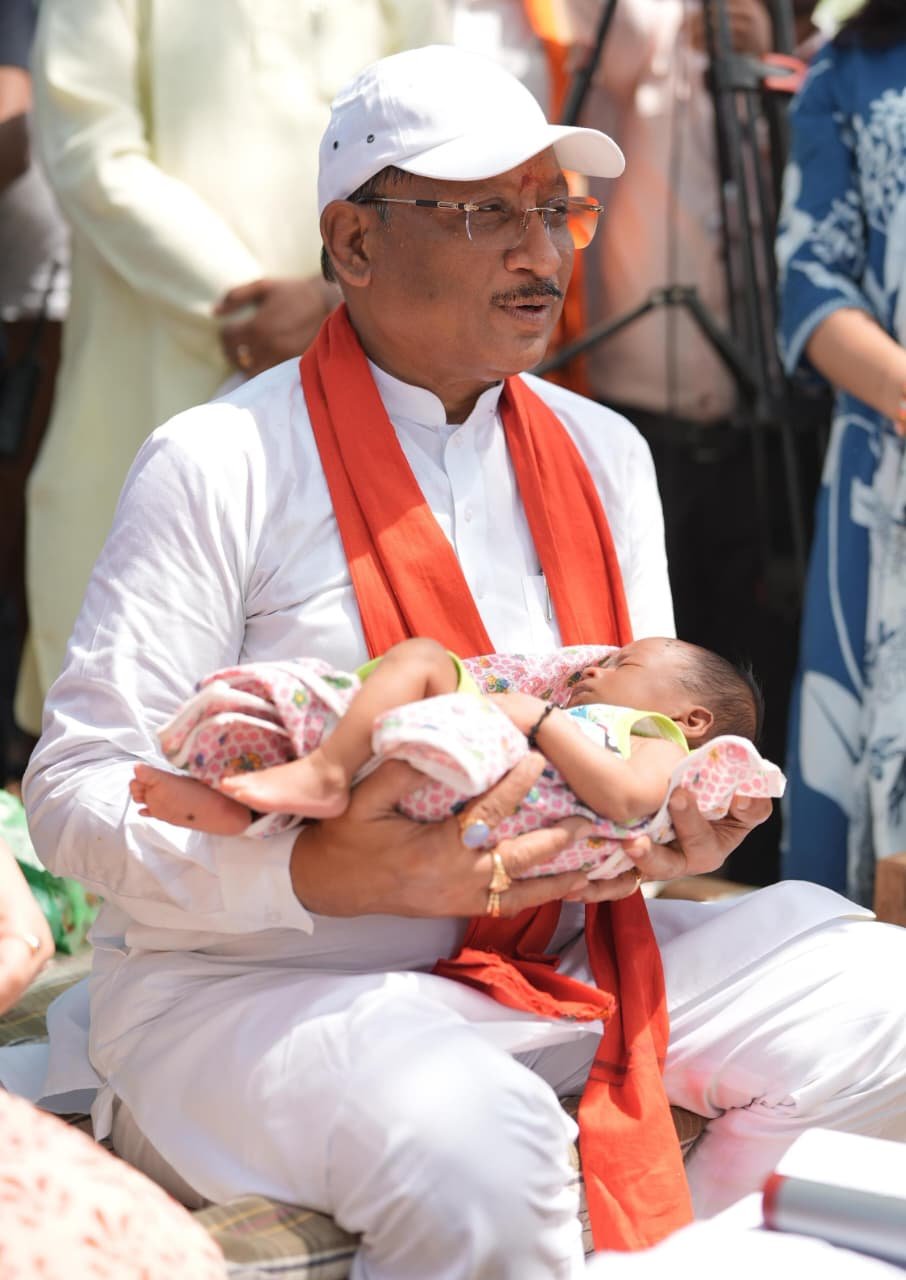 The human face of good governance was seen in the Chaupal under the mango tree, the CM named the newborn “Ravishankar”.