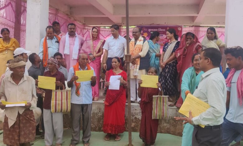 किलकिला शिविर में 7 हितग्राहियों को सामाजिक सुरक्षा पेंशन स्वीकृति, दिव्यांग को मिला श्रवण यंत्र 1 Seven beneficiaries received social security pensions at the Kilkila camp, and a disabled person received a hearing aid.