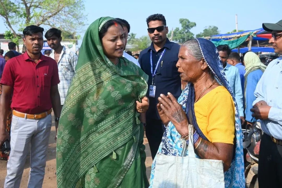 Lakshmi Rajwada made a surprise visit to Silfili market in Bhatgaon, interacted directly with the public and listened to their problems.
