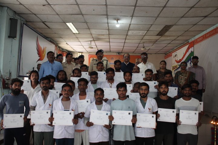 Nishchay Yojana is changing the lives of prisoners: 67 inmates in Raipur jail received skill certificates, computer center started