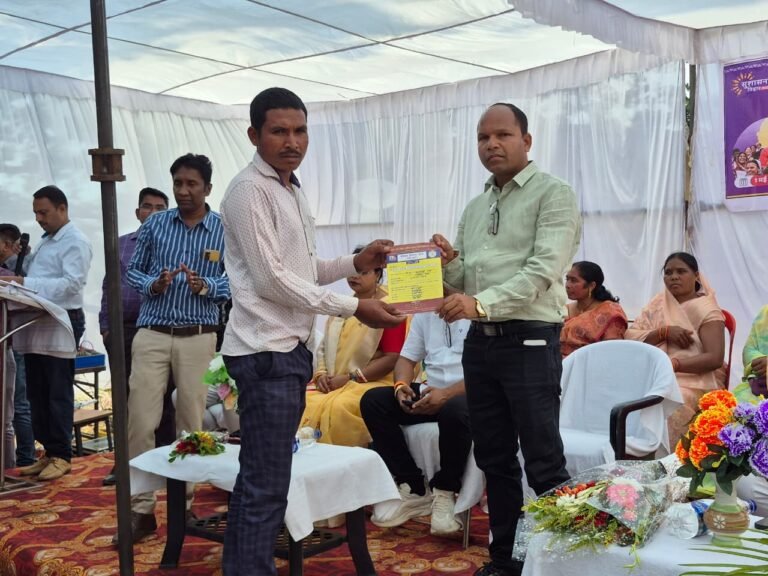 Good Governance Festival 2026: Five Jashpur villagers receive MNREGA job cards, opening the way for in-village employment