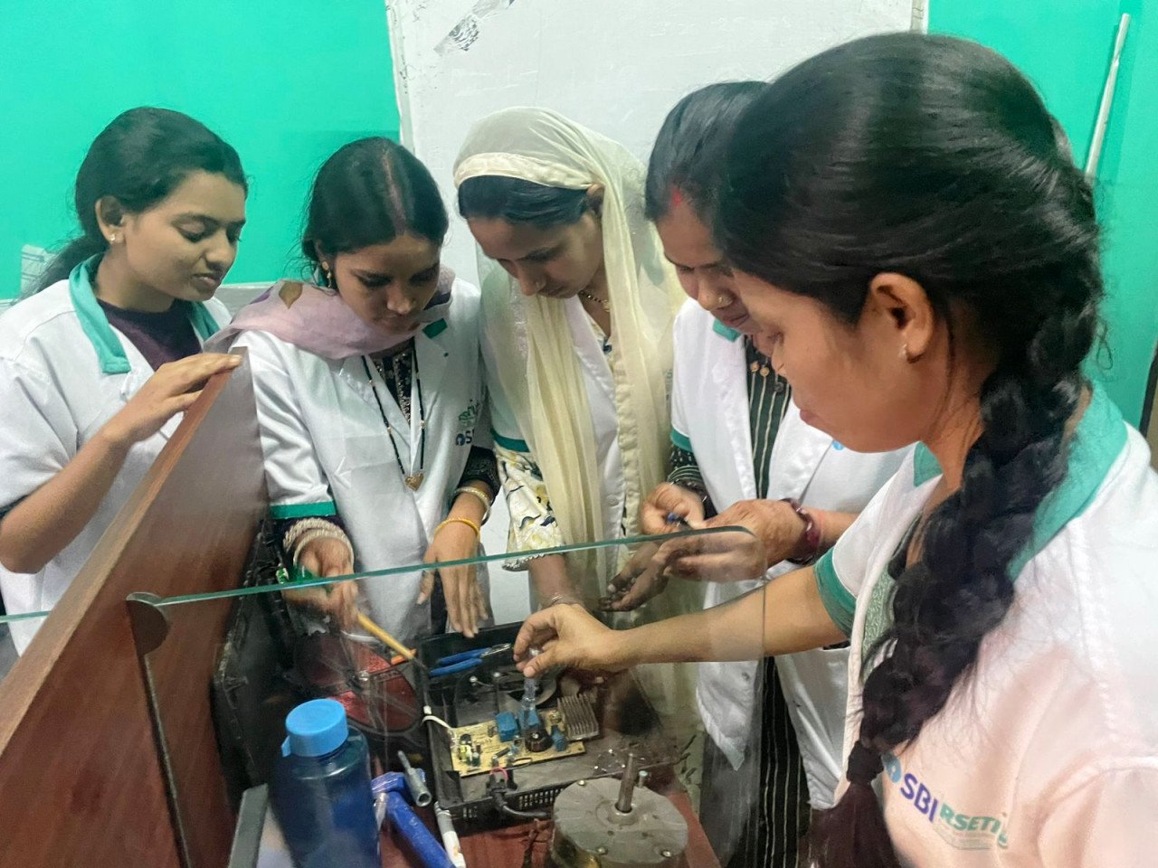 Bilaspur's 'Bihan Didiyas' will now handle electrical work; 20 rural women have become electricians and moved towards self-reliance.