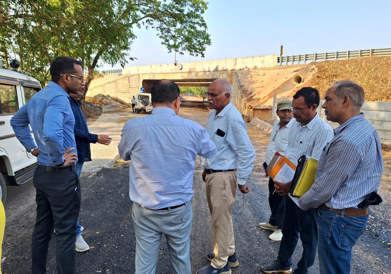 Road development in Dhamtari accelerates: Two 10-km four-lane roads will be operational soon, PWD Secretary Mukesh Bansal inspected.