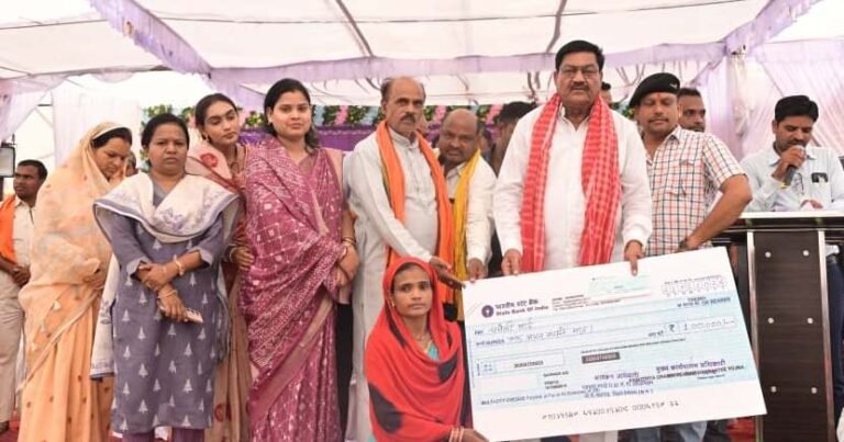 A massive public grievance redressal camp was organised at Katai in Bemetara, where ration cards, house keys and honorarium were distributed on the spot.