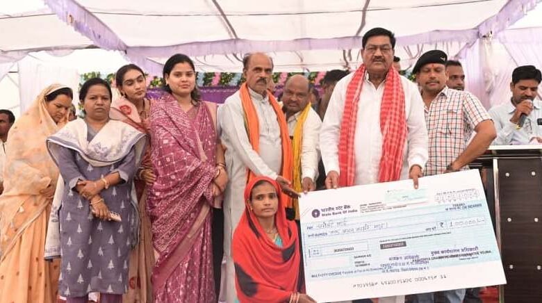 A massive public grievance redressal camp was organised at Katai in Bemetara, where ration cards, house keys and honorarium were distributed on the spot.