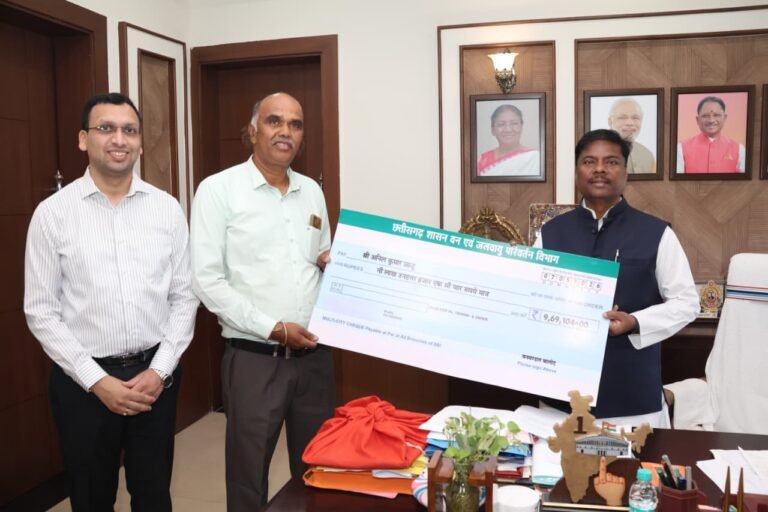 24 years of hard work pays off, Balod farmer earns 9.69 lakh rupees from teak farming