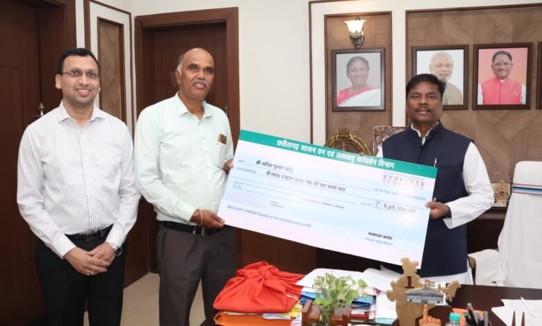 24 years of hard work pays off, Balod farmer earns 9.69 lakh rupees from teak farming