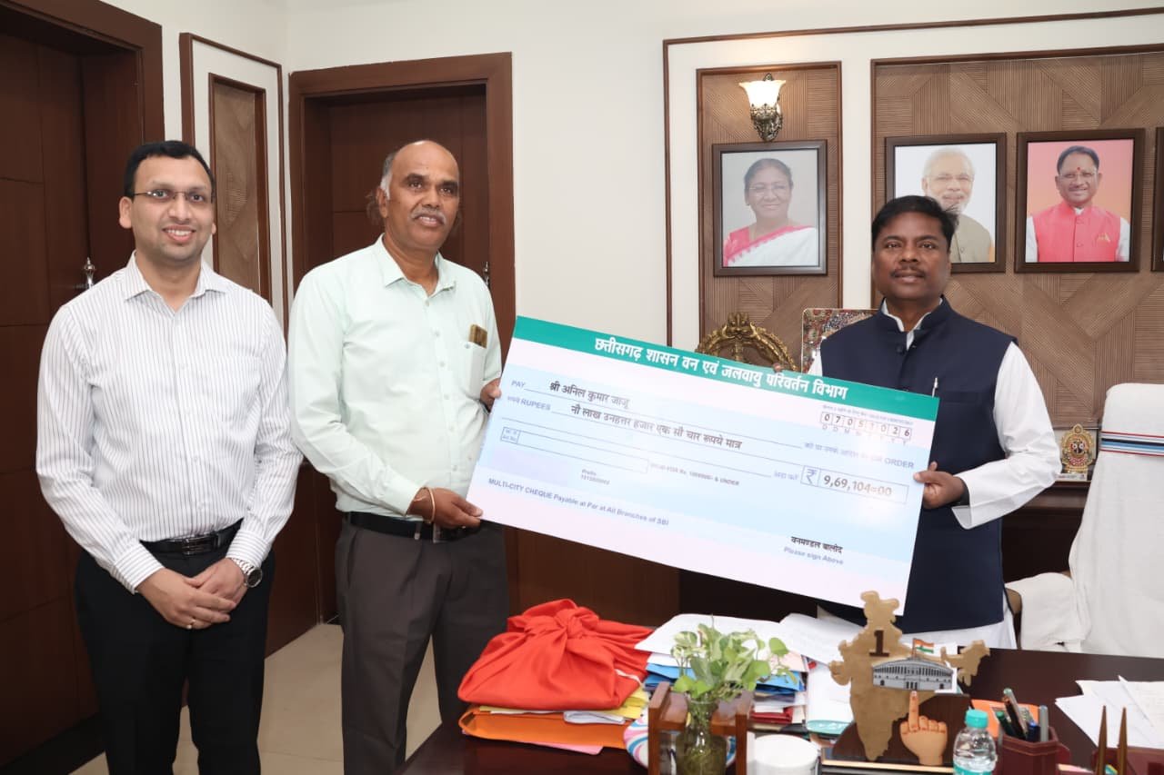 24 years of hard work pays off, Balod farmer earns 9.69 lakh rupees from teak farming