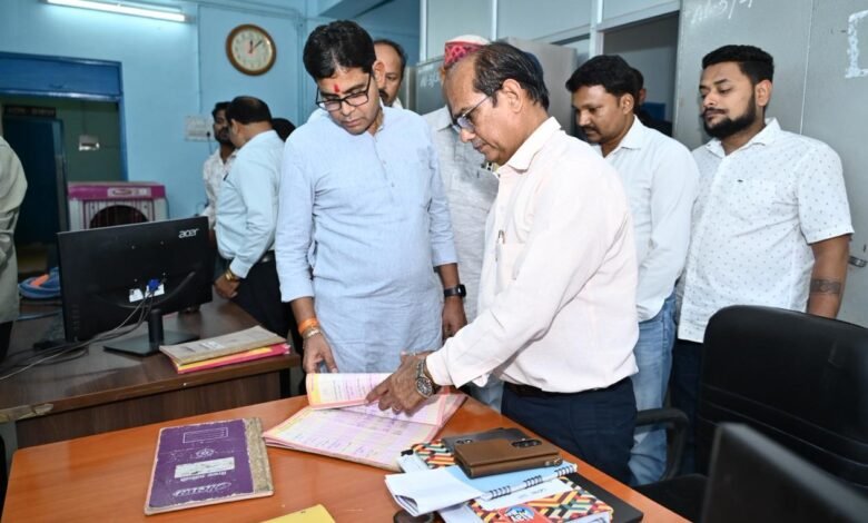 Minister Tank Ram Verma conducts surprise inspection at Mopka Nipania College, expresses displeasure over negligence