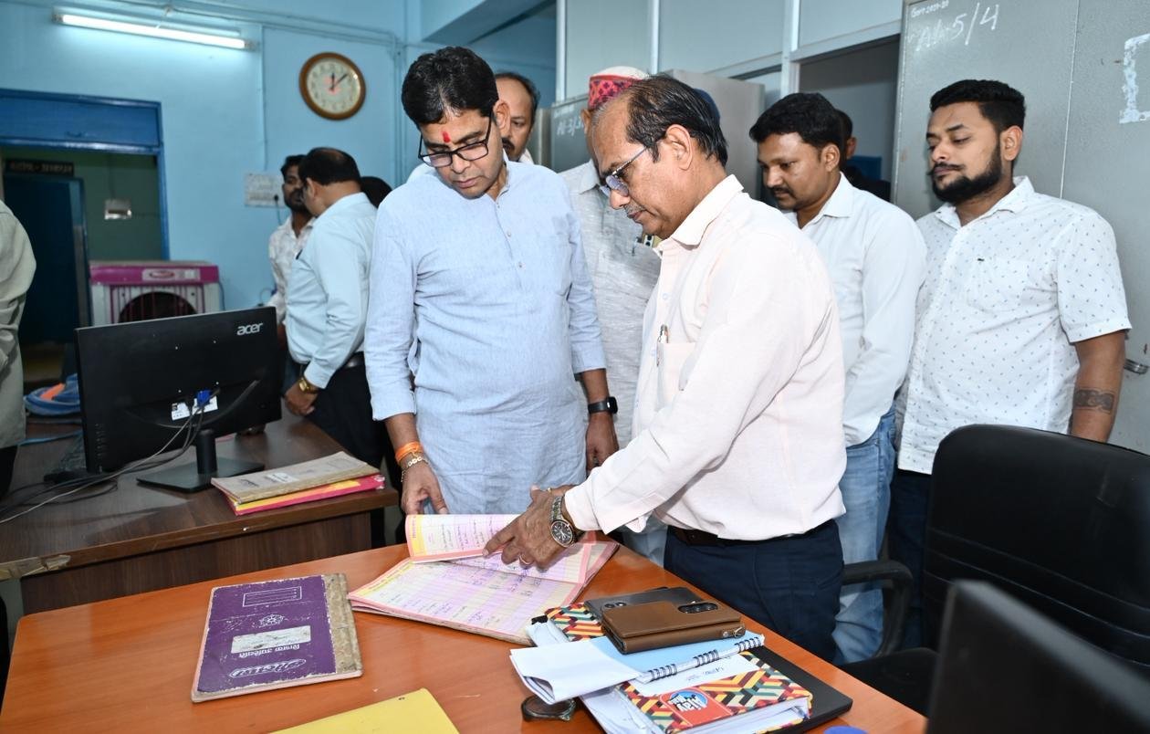 Minister Tank Ram Verma conducts surprise inspection at Mopka Nipania College, expresses displeasure over negligence