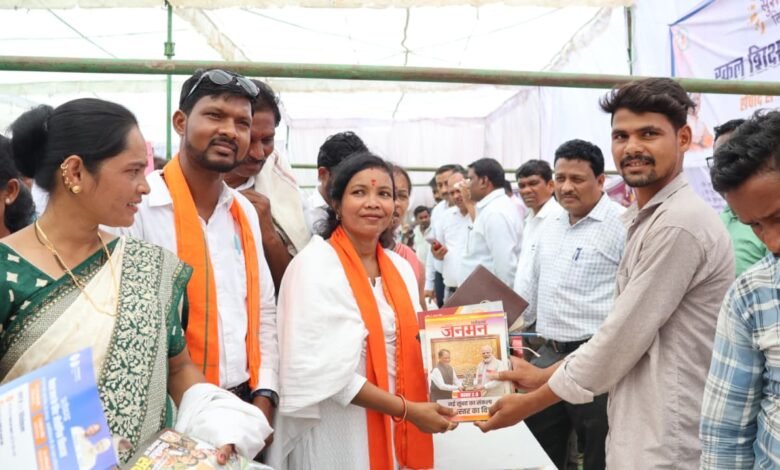 A huge crowd gathered at the Kutru Samadhan camp, thousands of villagers arrived in the sun to avail the benefits of the schemes.
