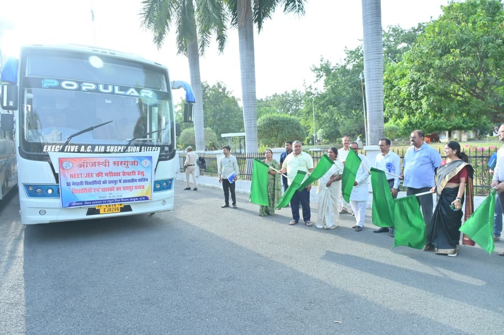 “Ojasvi Surguja” gives a new flight to meritorious students, 55 students leave for Raipur for NEET-JEE preparation
