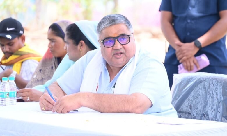 Tourism Minister Rajesh Agrawal reached Hariharpur, listened to the problems of the villagers in the public hearing, instructed the officials for quick solution.