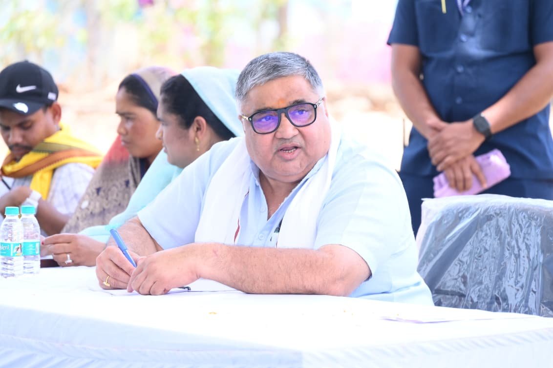 Tourism Minister Rajesh Agrawal reached Hariharpur, listened to the problems of the villagers in the public hearing, instructed the officials for quick solution.