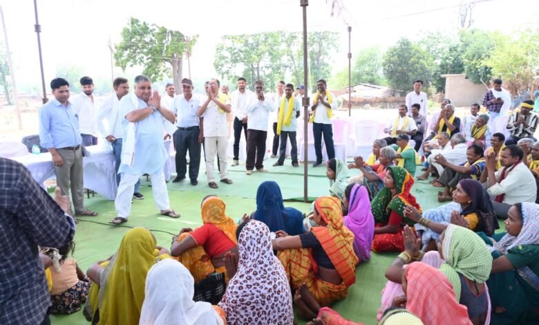 Public hearing in Hariharpur: Minister Rajesh Agrawal listened to the problems of the villagers and gave instructions for their immediate solution.