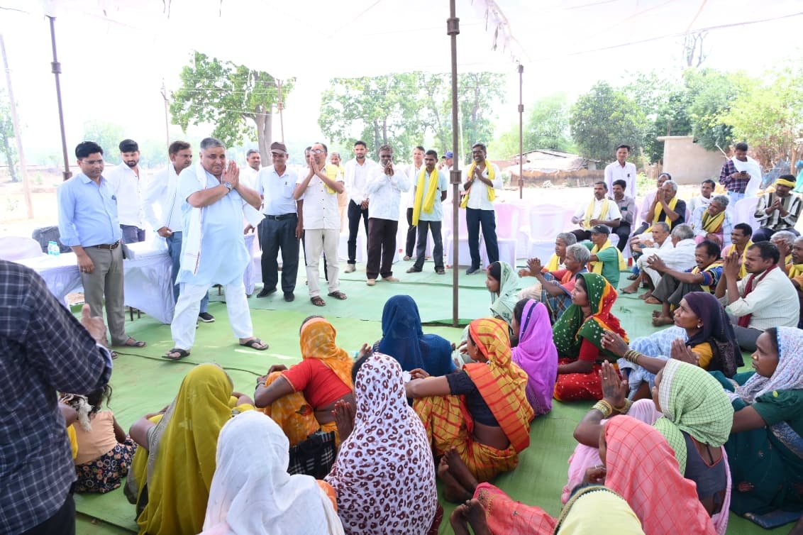 Public hearing in Hariharpur: Minister Rajesh Agrawal listened to the problems of the villagers and gave instructions for their immediate solution.
