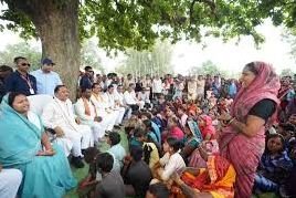 A Chaupal was held under a Mahua tree, where CM Vishnudev Sai enquired about the condition of the village from tendu leaf collectors.