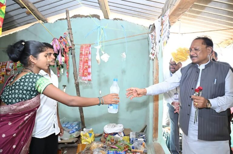 The Chief Minister's convoy stopped at a small shop, revealing the inspiring story of a couple who left Naxalism and embraced a new life.