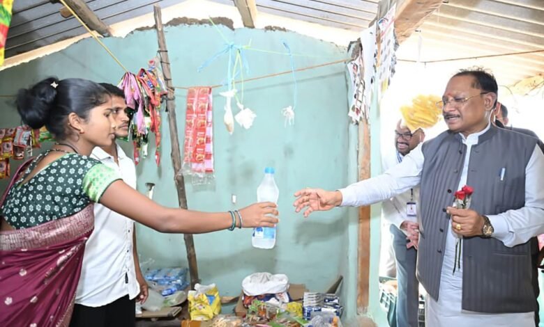 The Chief Minister's convoy stopped at a small shop, revealing the inspiring story of a couple who left Naxalism and embraced a new life.