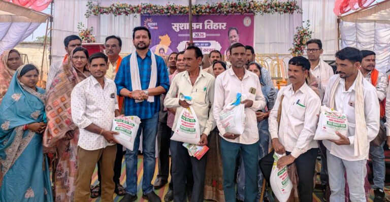 Crowds gathered at the Kukrumuda Samadhan Camp, villagers submitted 1293 applications and presented their problems and demands.