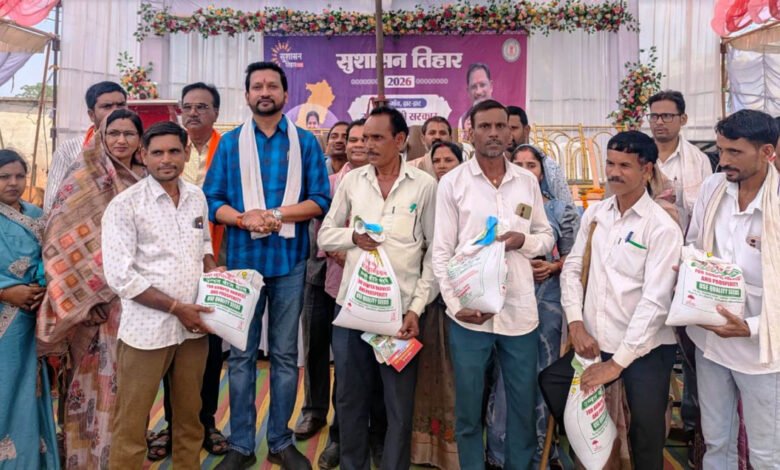 Crowds gathered at the Kukrumuda Samadhan Camp, villagers submitted 1293 applications and presented their problems and demands.