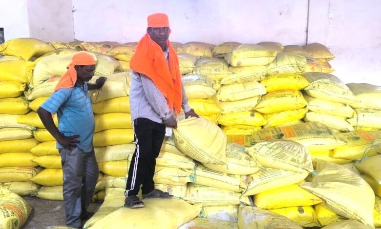 Mahasamund has abundant fertilizer reserves, and farmers are getting urea and DAP on time.