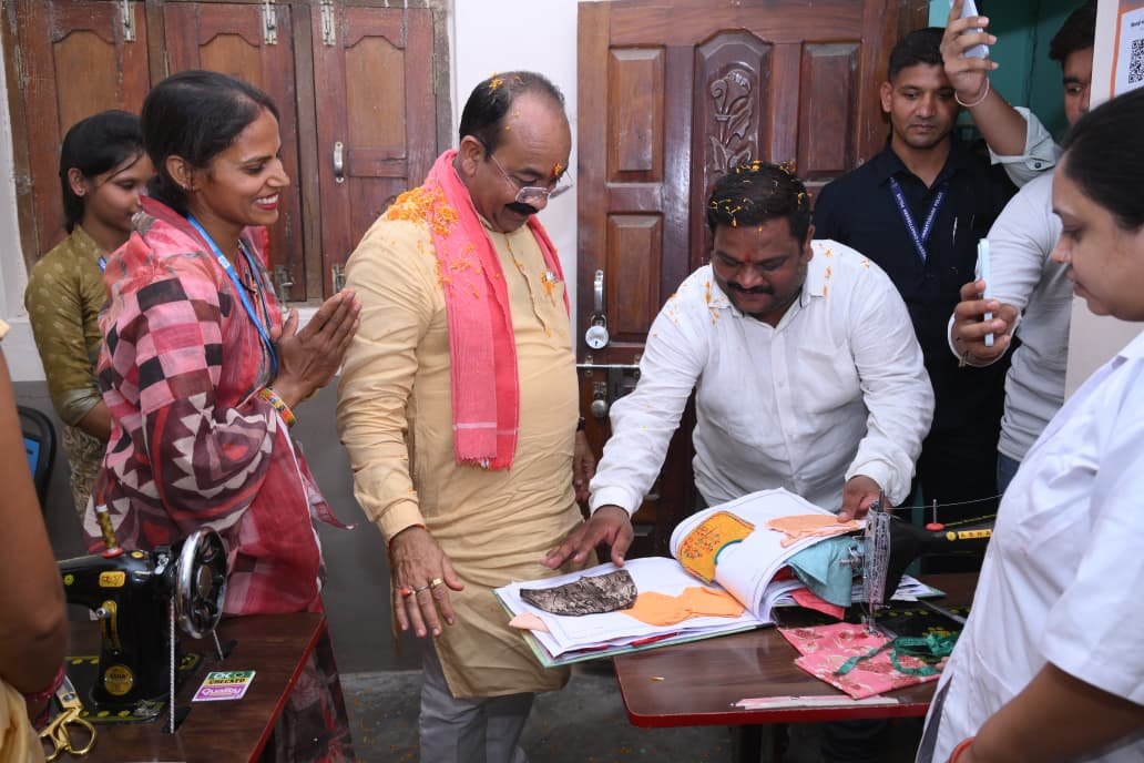 Arun Sao met the youth in Lormi and said that along with a degree, skills are also important, only then will new avenues of employment open up.