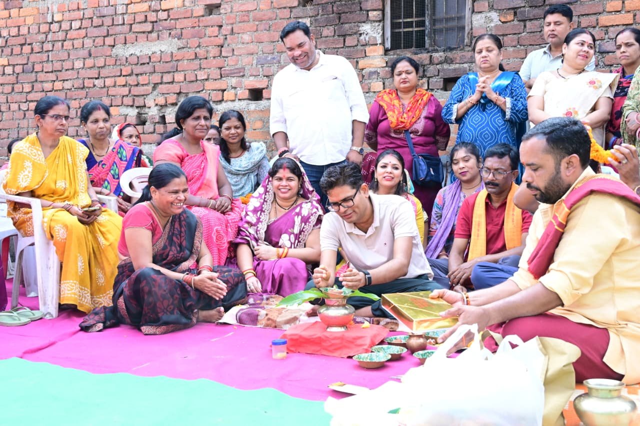 A community hall was inaugurated in Ward 26 of Raigarh, and development work gained momentum after the groundbreaking ceremony.