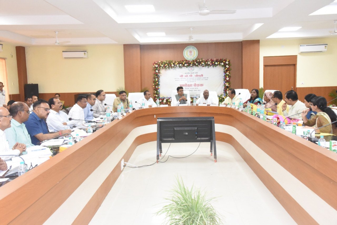 Review of Surguja development works: Emphasis on taking the benefits of schemes to the last person