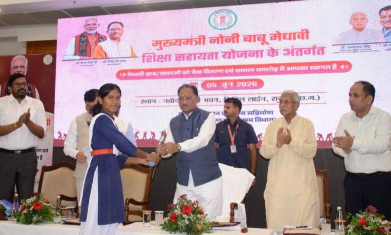 Kanker's daughter Maheshwari created history by securing a place in the top 10 and receiving an incentive of Rs 2 lakh.
