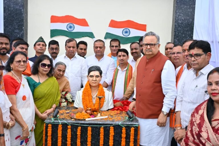 Bhatapara gains a new identity of pride; statues of 'Chhattisgarh Mahtari' and the 1971 war hero martyr Khonde unveiled.