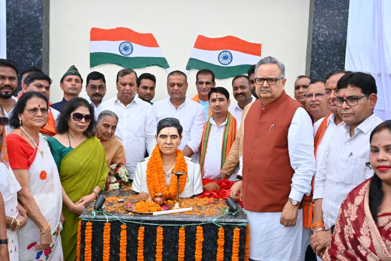 Bhatapara gains a new identity of pride; statues of 'Chhattisgarh Mahtari' and the 1971 war hero martyr Khonde unveiled.