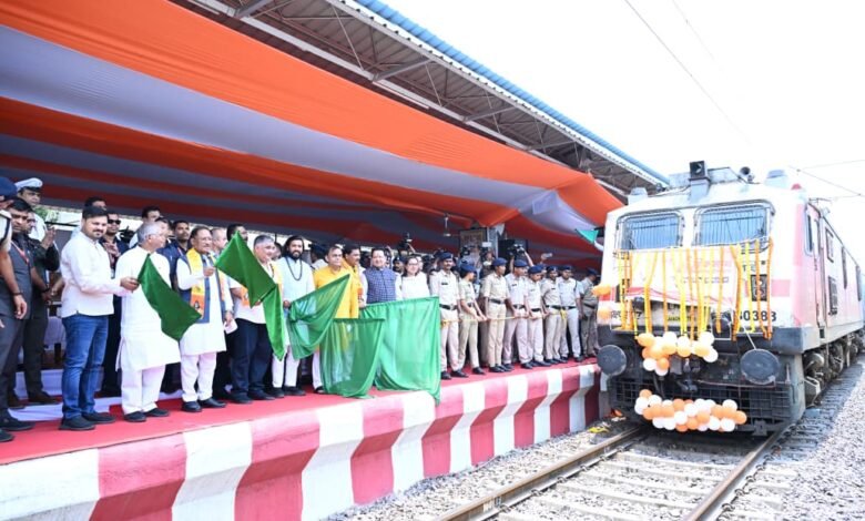 Somnath Swabhiman Cultural Yatra departs from Raipur, over 1000 devotees take the sacred soil and water of Chhattisgarh with them.