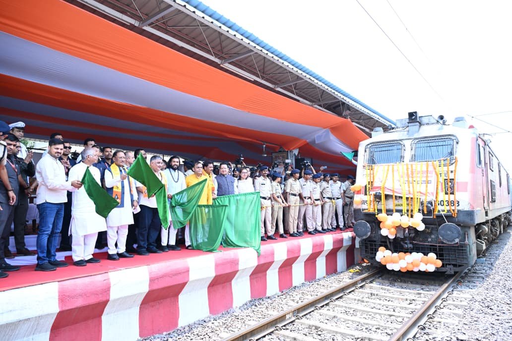 Somnath Swabhiman Cultural Yatra departs from Raipur, over 1000 devotees take the sacred soil and water of Chhattisgarh with them.