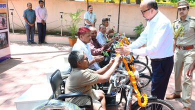 Photo of माना कैंप पहुंचे राज्यपाल रमेन डेका, दिव्यांगजनों को बांटी ट्राईसाइकिल; पुनर्वास केंद्र और गेट लैब की सुविधाओं का लिया जायजा