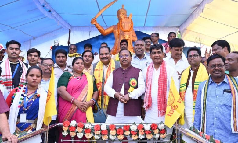 महासमुंद में रानी दुर्गावती को श्रद्धांजलि, वीर नारायण सिंह की प्रतिमा का हुआ अनावरण 1 Tribute paid to Rani Durgavati in Mahasamund; statue of Veer Narayan Singh unveiled.