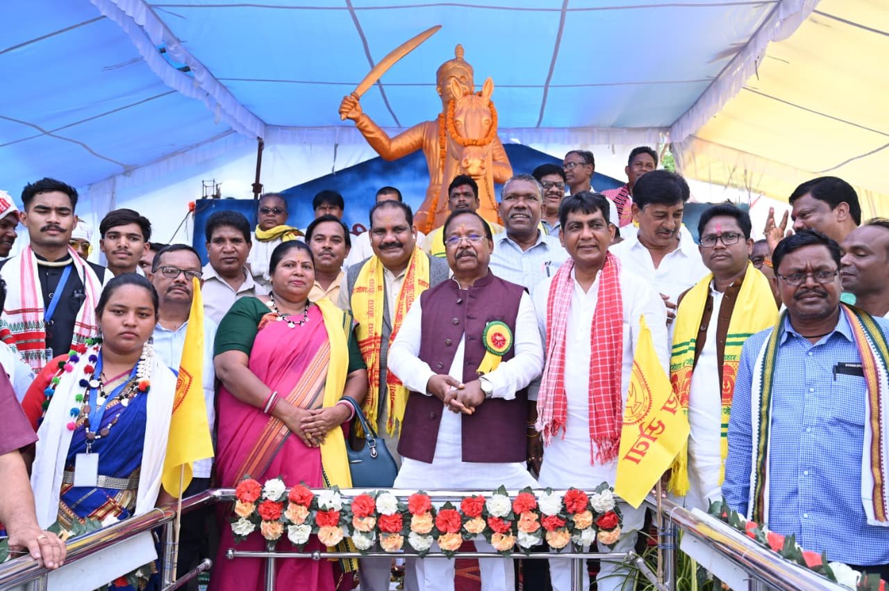 Tribute paid to Rani Durgavati in Mahasamund; statue of Veer Narayan Singh unveiled.